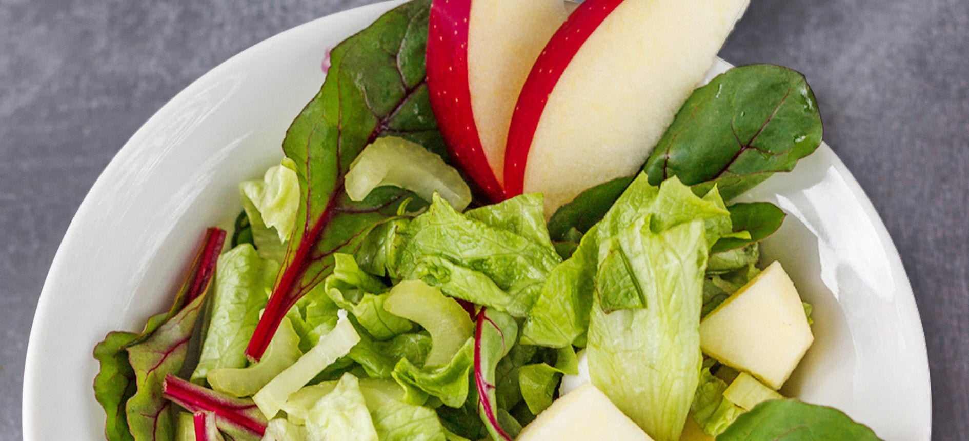 Frisse salade met romanasla, appel en bleekselderij – knapperige traktatie voor elke gelegenheid