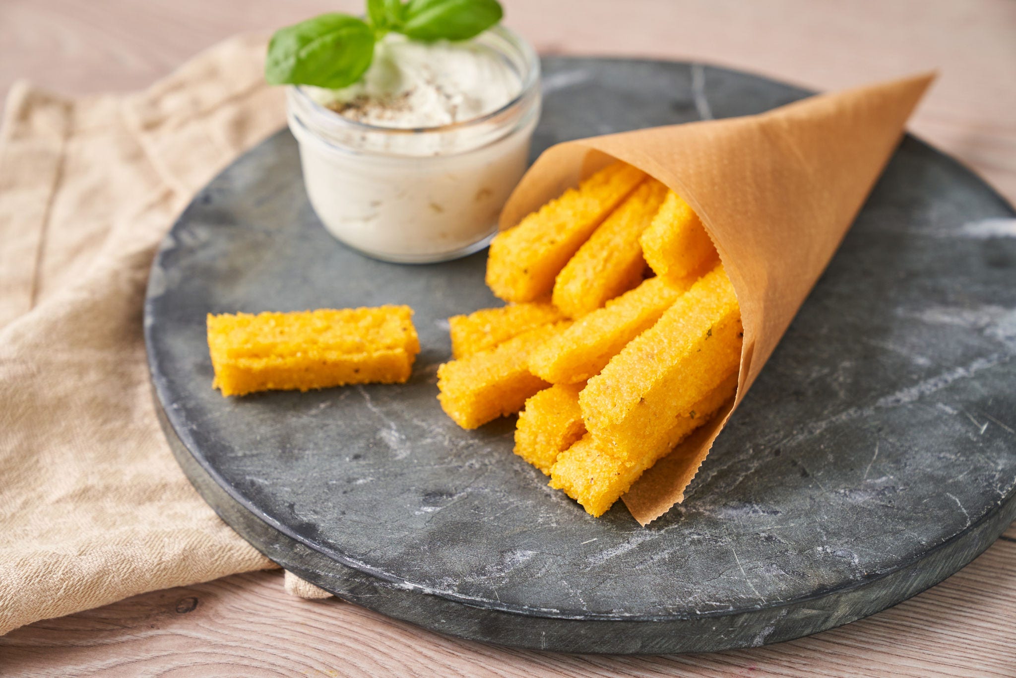 Polentafrietjes gemaakt van overgebleven maïsgriesmeel – knapperige restjes verwerken in een handomdraai