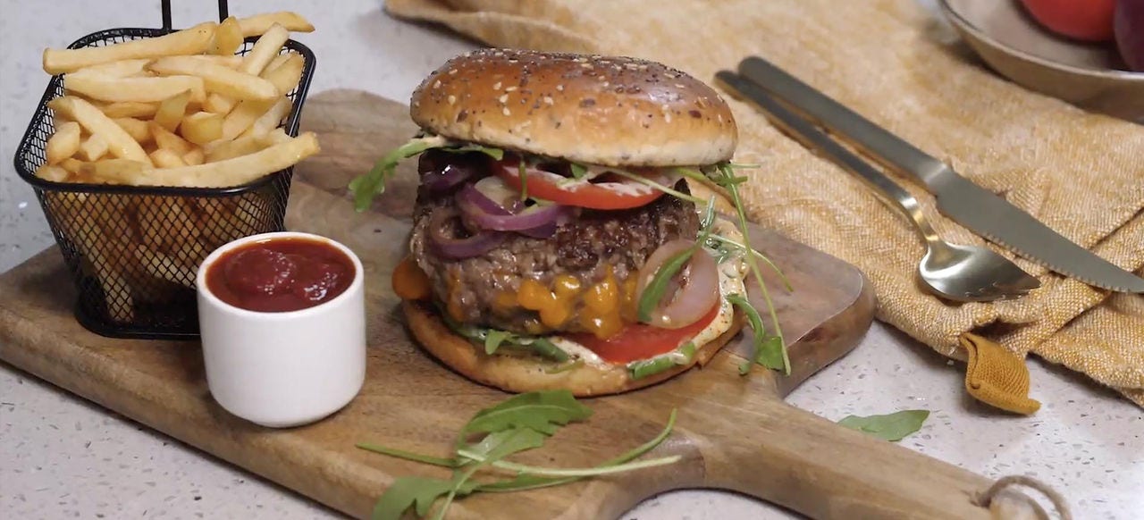 Recette de Burger Maison avec des Frites : Étapes simples pour un résultat délicieux