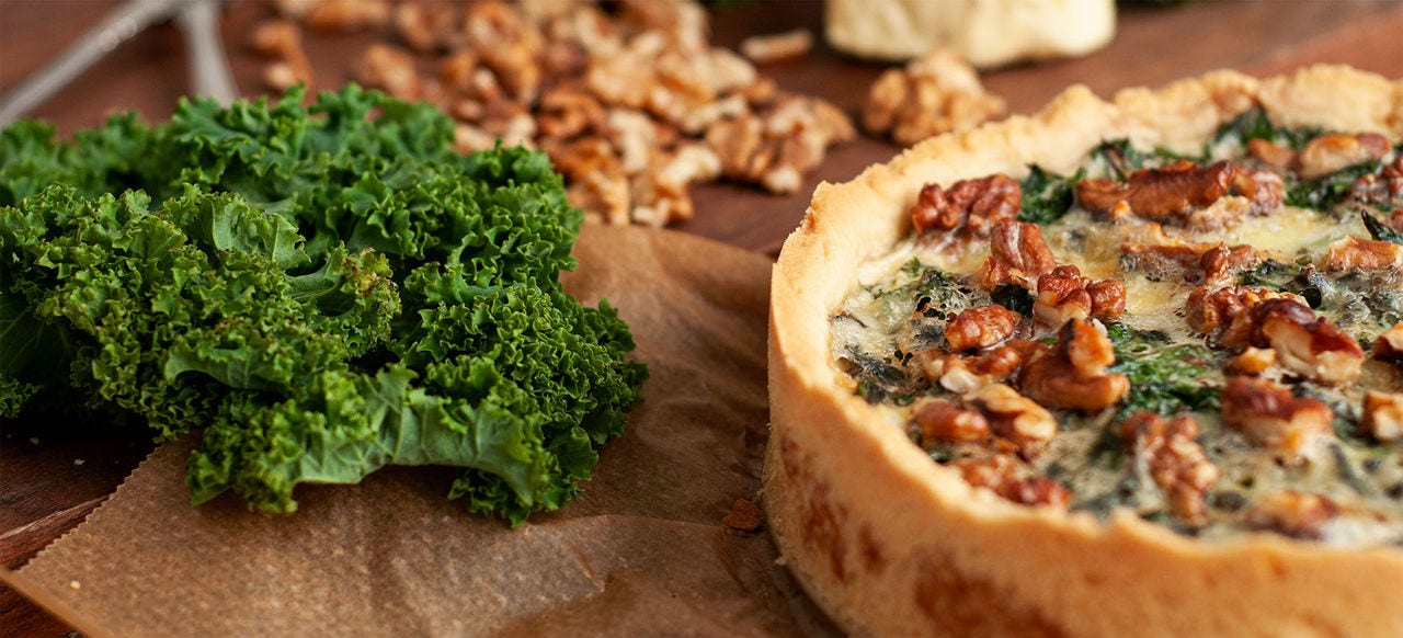Hartige boerenkoolquiche met blauwe kaas en walnoten