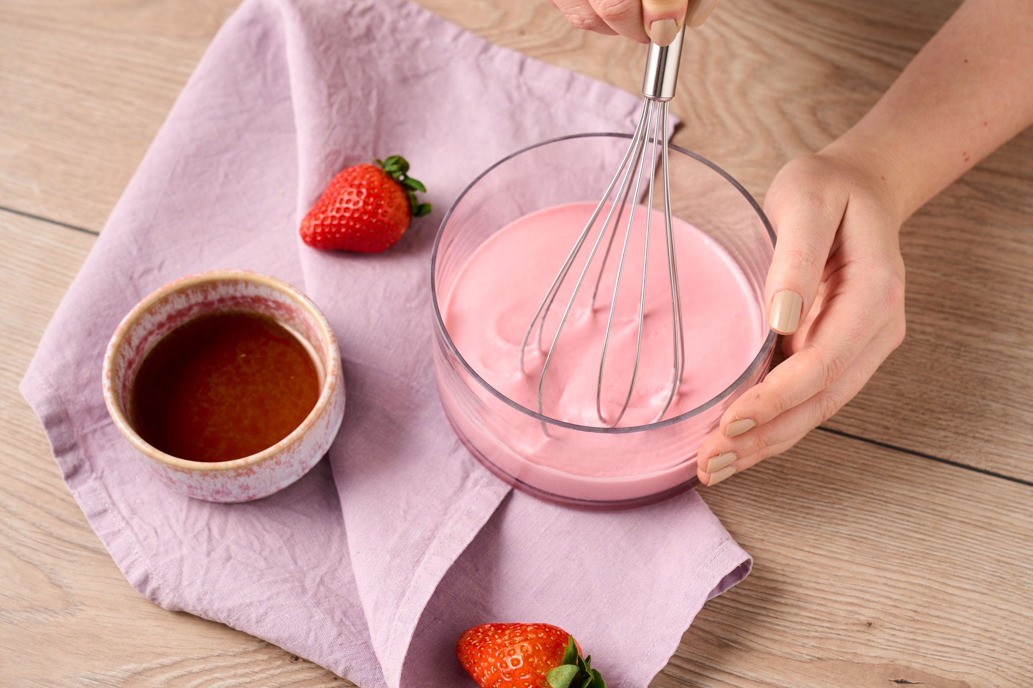 Fruitig dessert in een glas met aardbeien en kokosmelk