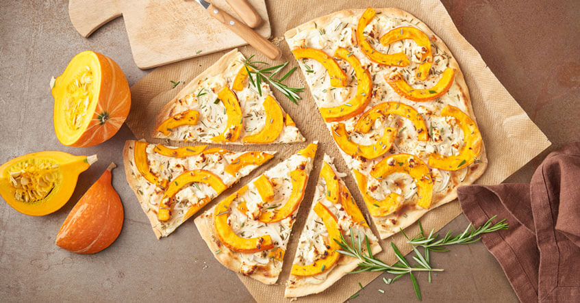Flammkuchen met pompoen, feta en rozemarijn – herfstgenot uit de oven