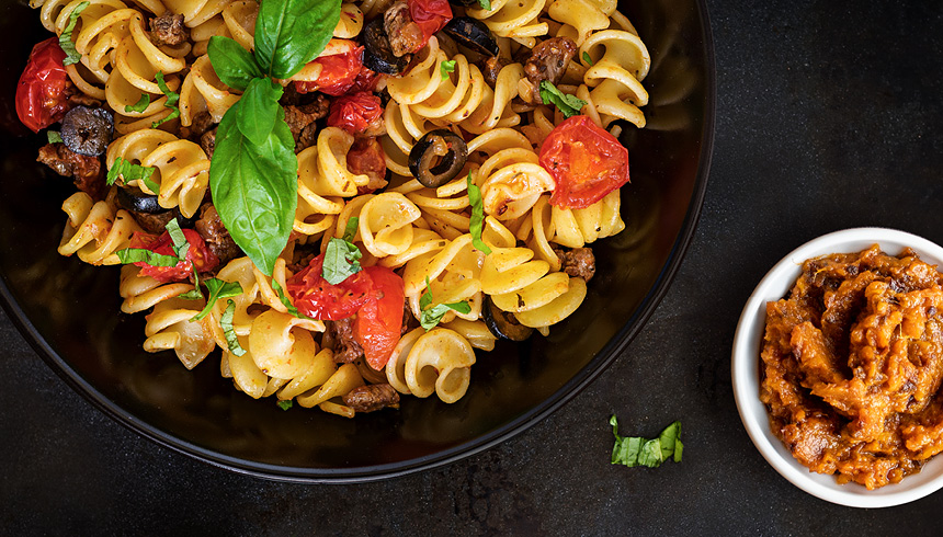 Pasta met mals rundvlees en zoeteaardappelpesto – creatief, lekker en snel klaar.
