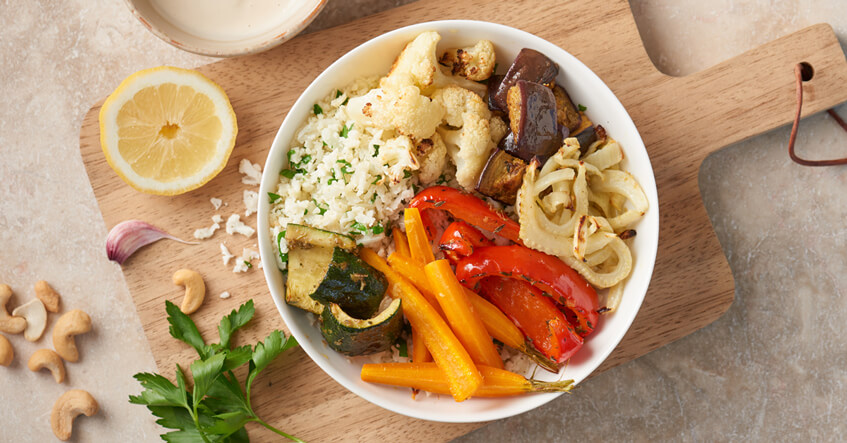 Bowl met ovengroente en bloemkoolrijst – kleurrijk, gezond en superlekker