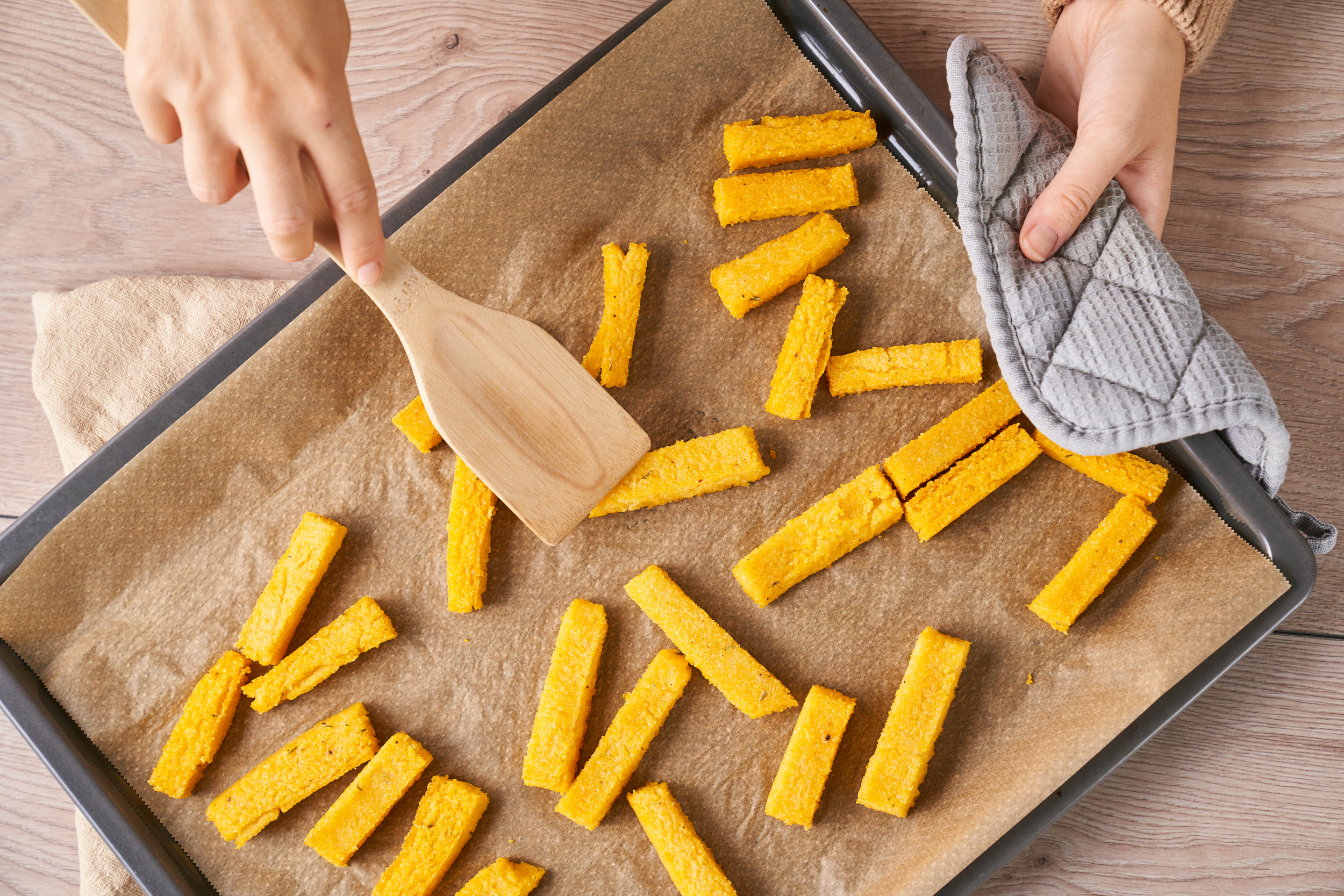 Polentafrietjes gemaakt van overgebleven maïsgriesmeel – knapperige restjes verwerken in een handomdraai