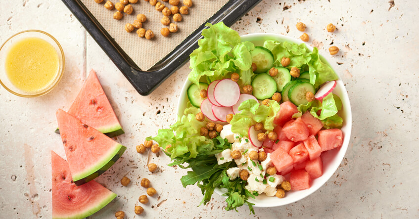 Heerlijk frisse zomersalade met geroosterde kikkererwten, watermeloen en feta