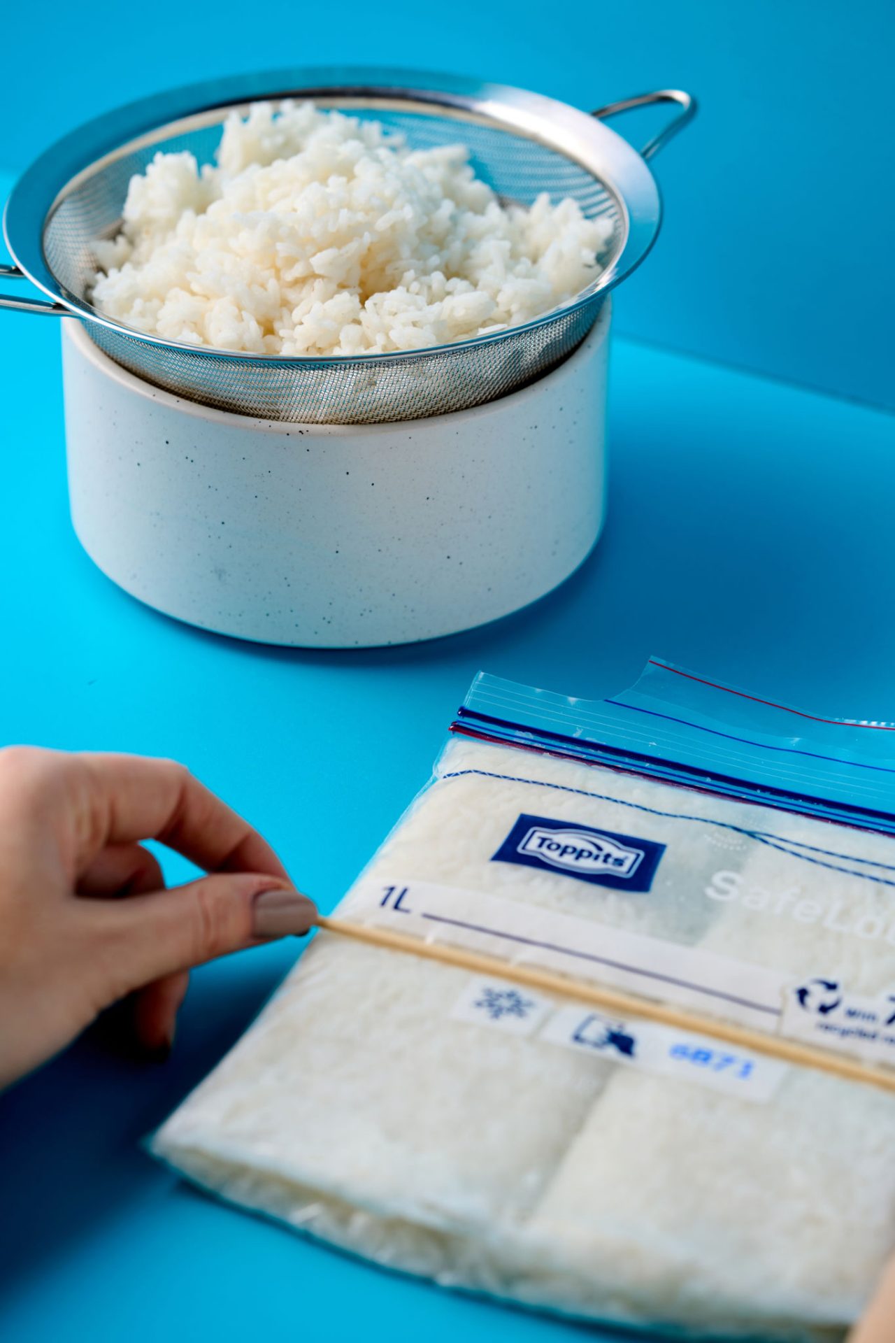          Gekochter Reis wird flach in einem Toppits SafeLoc Beutel zum Einfrieren verpackt                     