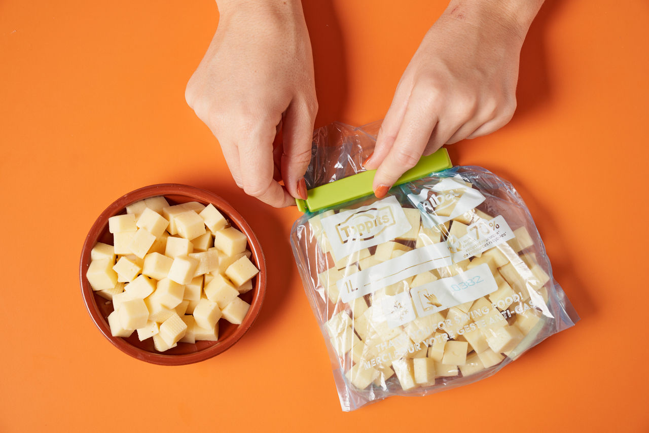 Würfel aus Halbhartkäse werden in einem Toppits Gefrierbeutel mit Clip-Verschluss eingefüllt.