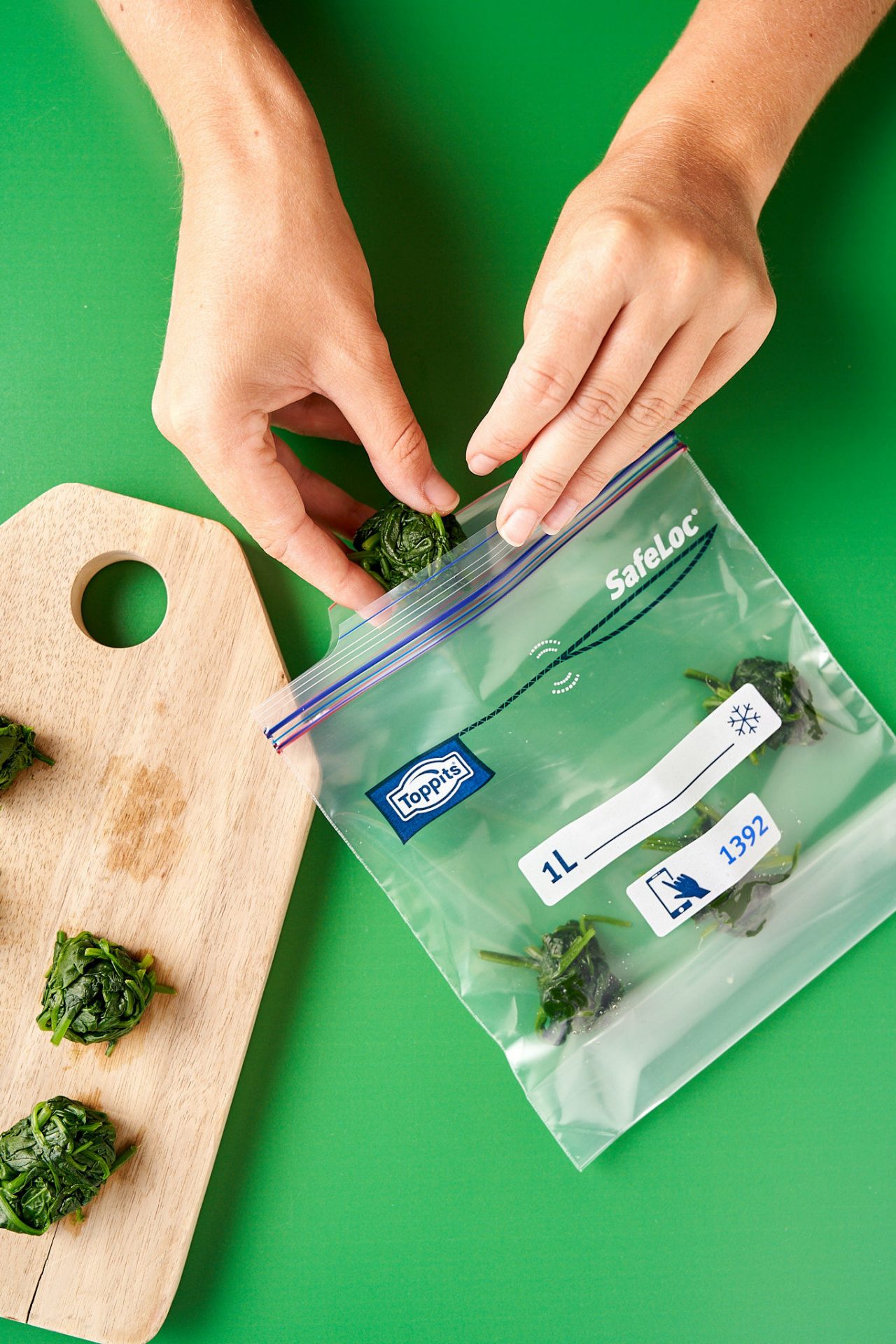 Portionsweise geformter Spinat wird in Toppits SafeLoc Beutel sorgfältig eingefüllt