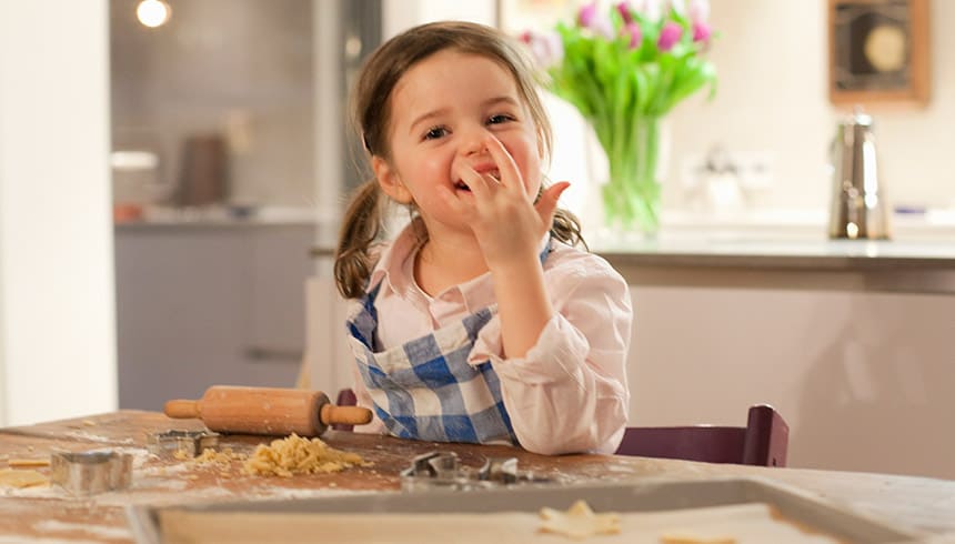 Enfant grignotant un délicieux morceau de pâte