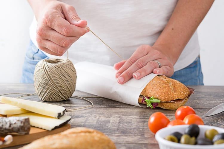 Sandwich emballé dans du papier tartines.