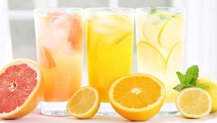 Limonade fruitée avec glaçons frais