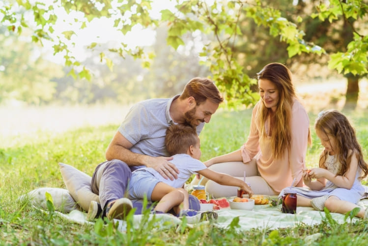 Famille mangeant du pain sorti d’un sac petit déjeuner.