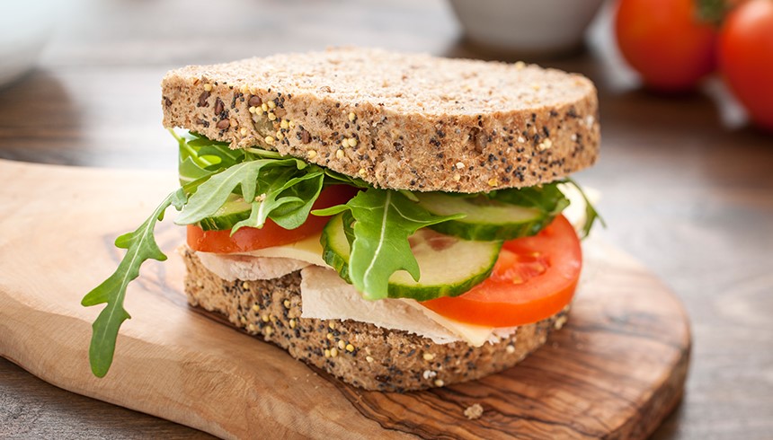 Tartine fraîche sortie d’un sac petit déjeuner