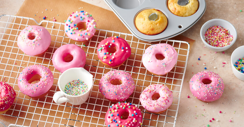 Mini donuts avec glaçages colorés sortis d'un mini moule à muffins