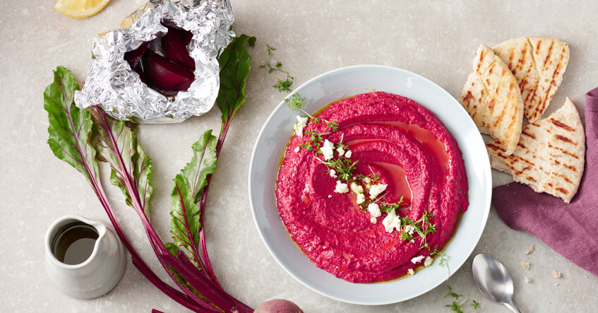 Houmous de betterave rouge avec betterave rouge dans une feuille alu