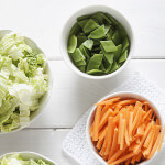 Verse groenten en verse salade in een kom