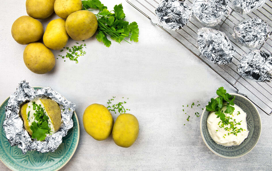 Aardappelen met kruiden in aluminiumfolie